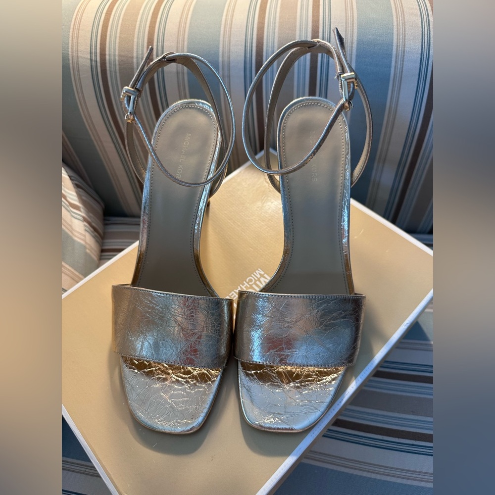 MICHAEL MICHAEL KORS
Elyse Crackled Metallic Leather Sandal Pale Gold - Picture 5 of 8